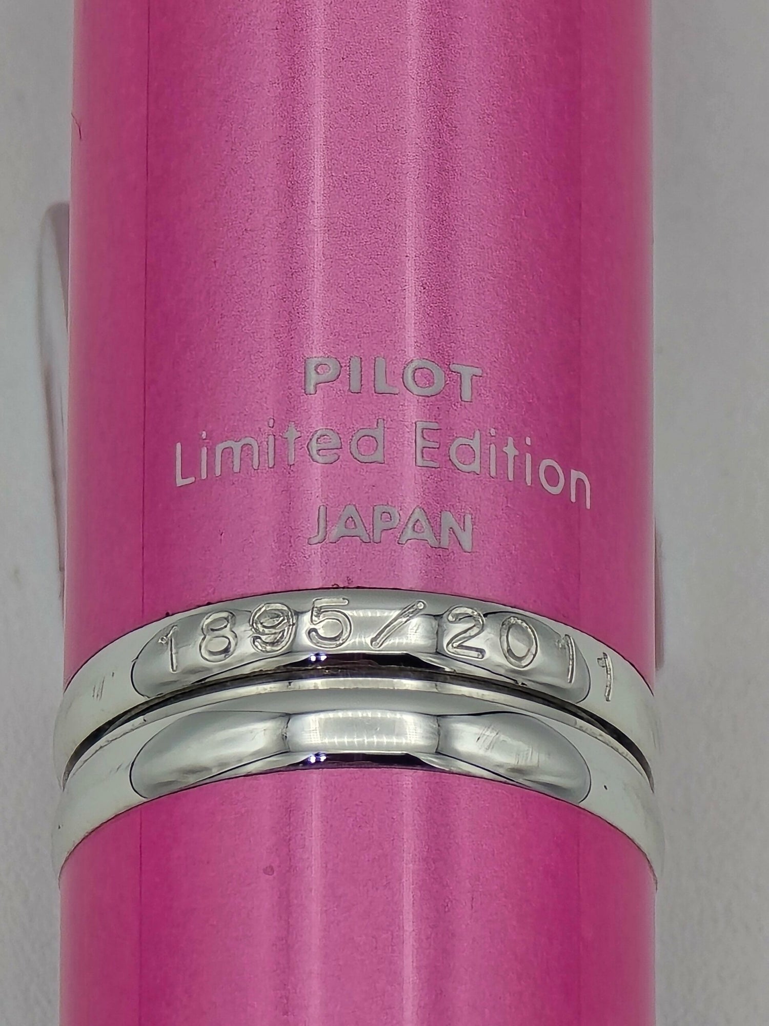 Pilot Vanishing Point 2011 Pink LE 1895/2011 - 18k Extra Fine Nib