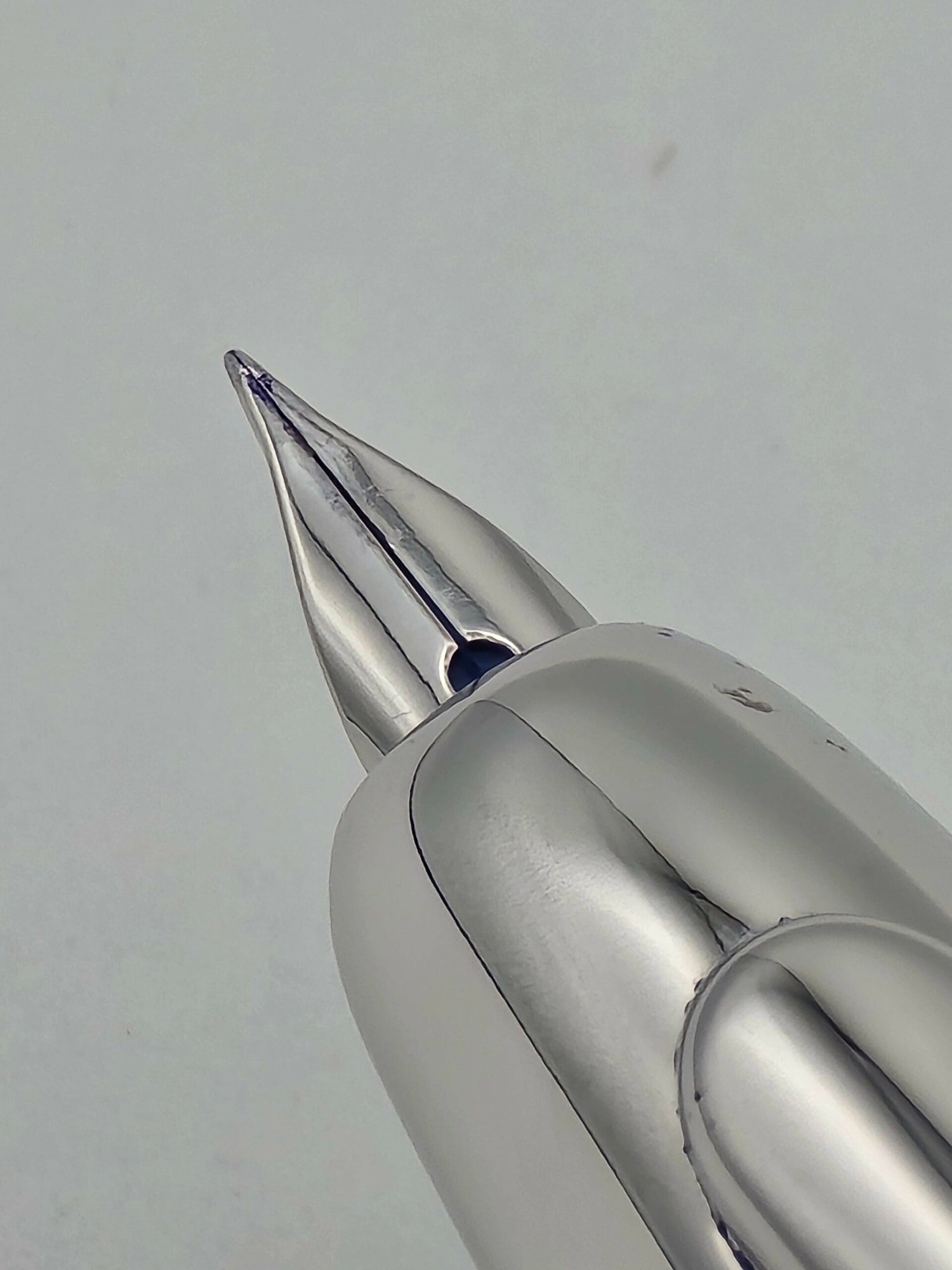 Pilot Vanishing Point 2011 Pink LE 1895/2011 - 18k Extra Fine Nib