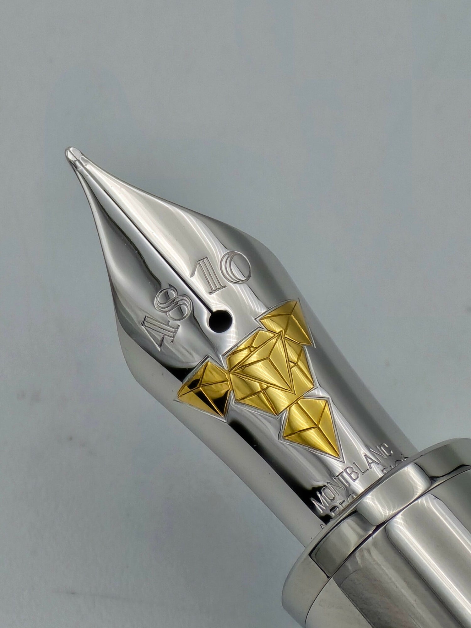 Montblanc Geometry Platinum Solitaire - 18k Fine Nib