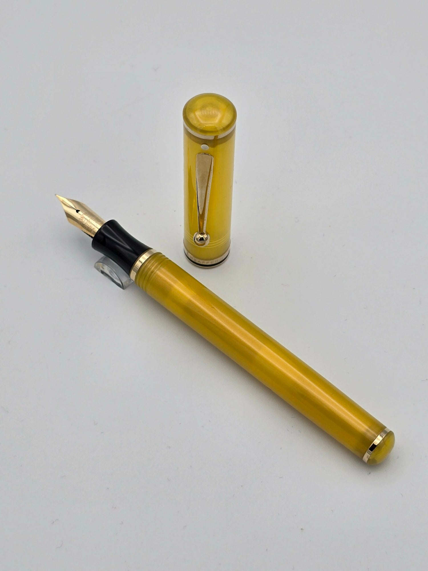 Sheaffer Levenger Connaisseur Yellow - 14k Fine Nib