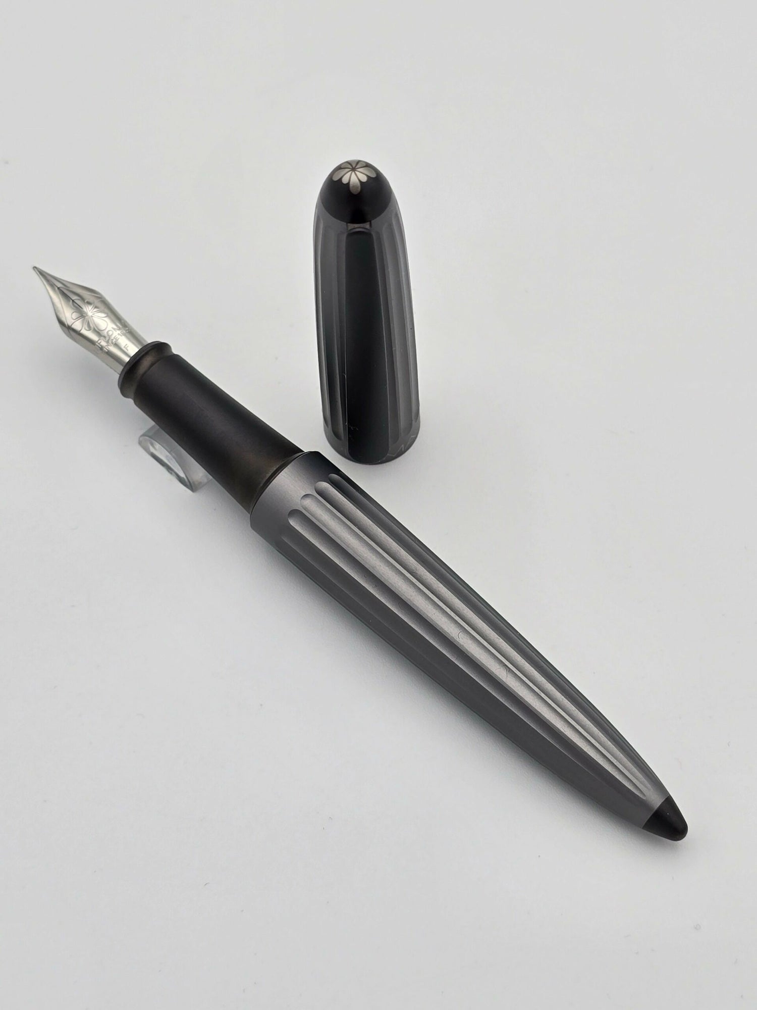 Diplomat Areo Grey - Fine Steel Nib