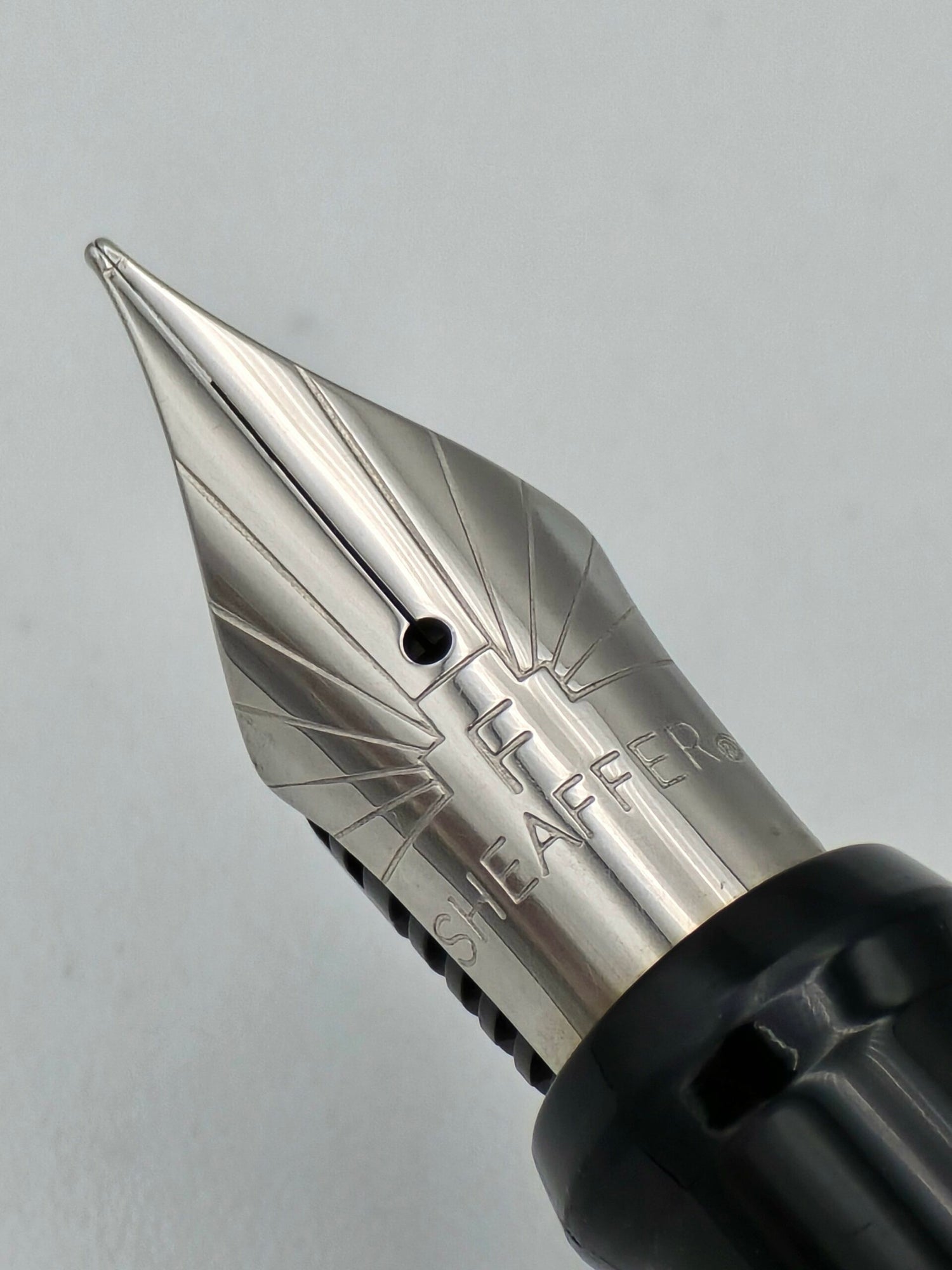 Sheaffer Sagaris Burgundy - Fine Steel Nib