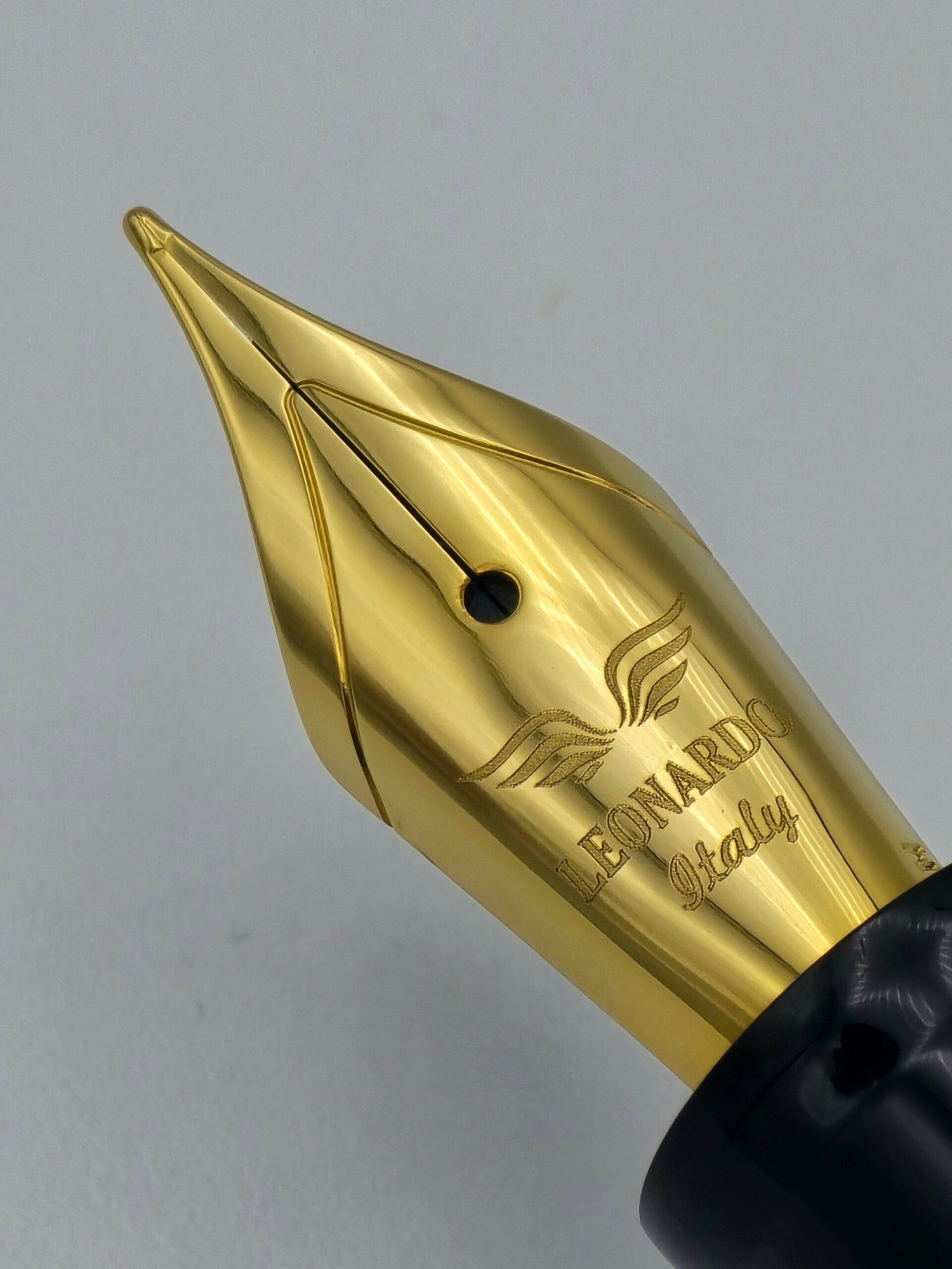 Leonardo Magico Glossy Black - Medium Steel Nib