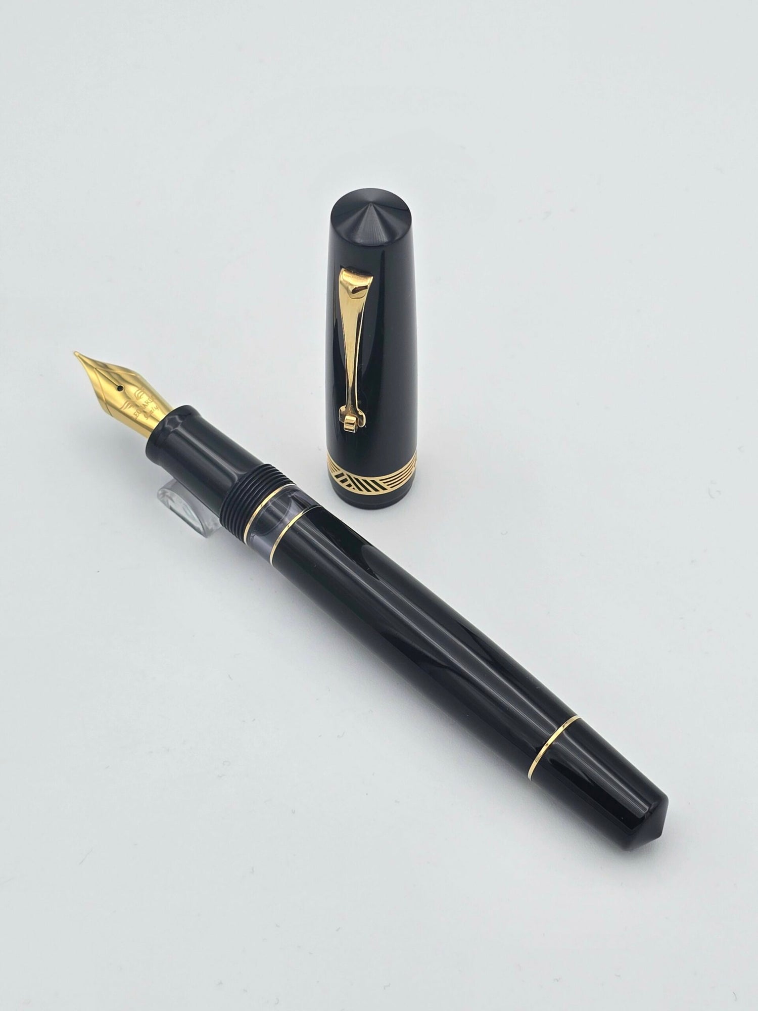 Leonardo Magico Glossy Black - Medium Steel Nib