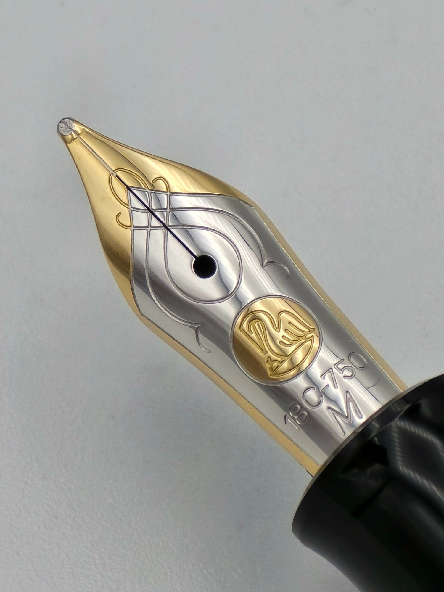 Pelikan M700 Toledo Special Edition - 18C Medium Nib