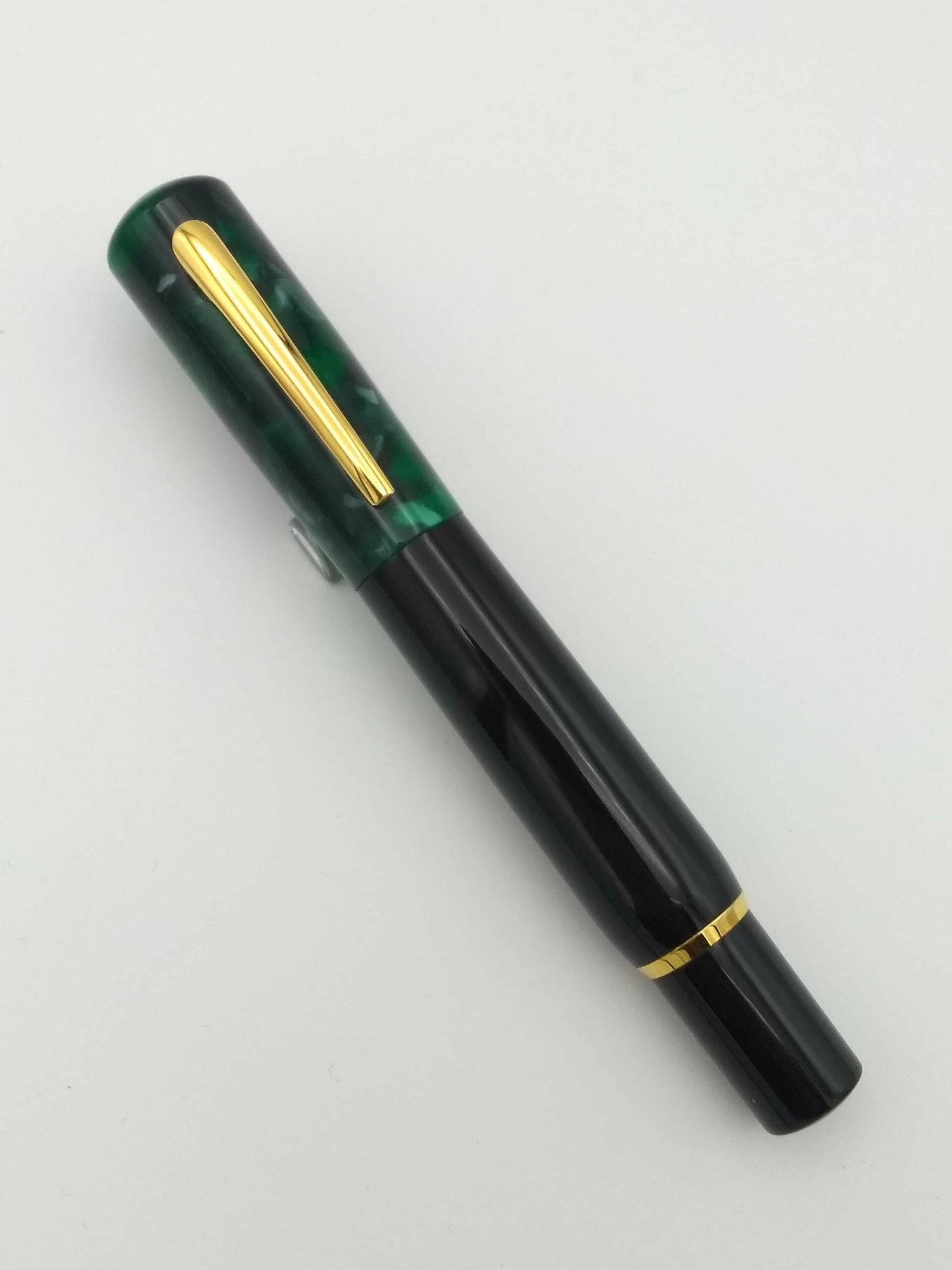 Delta Planet Collection Green - 18k Medium Nib