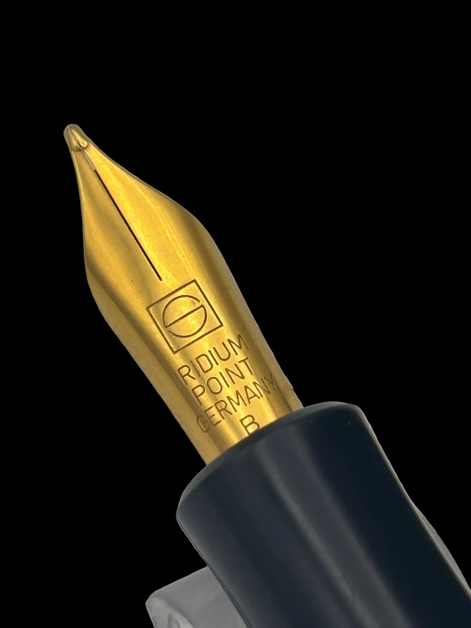 Senator Fountain Pen White Swirl - Broad Steel Nib