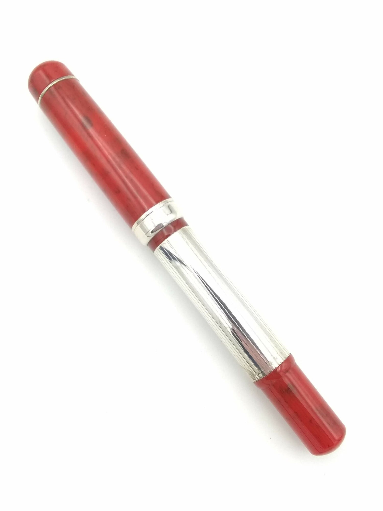 Delta Nautilus Sterling Silver & Red - 18k Medium Nib