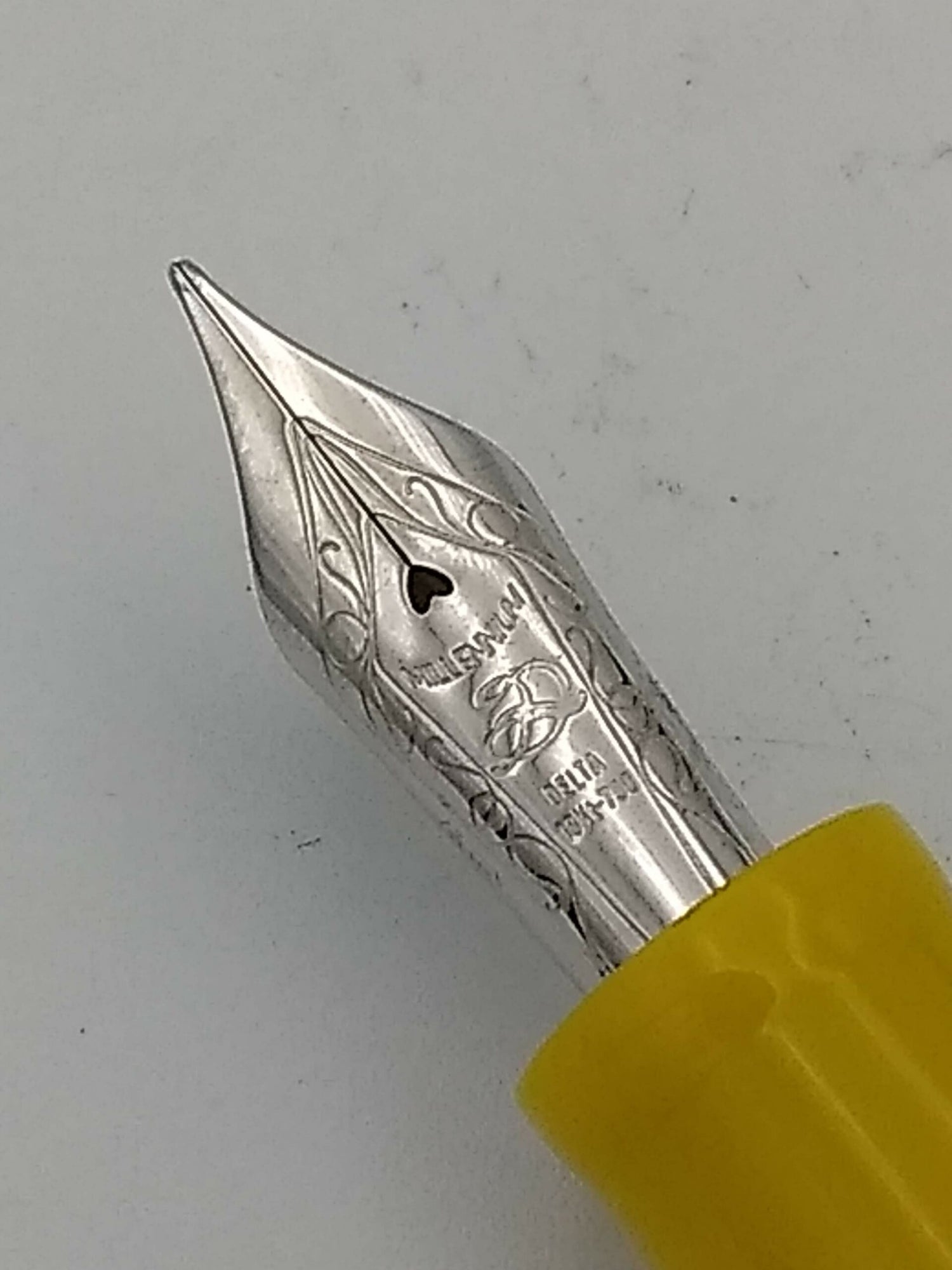 Delta Alfa Romeo Yellow - 18k Medium Nib