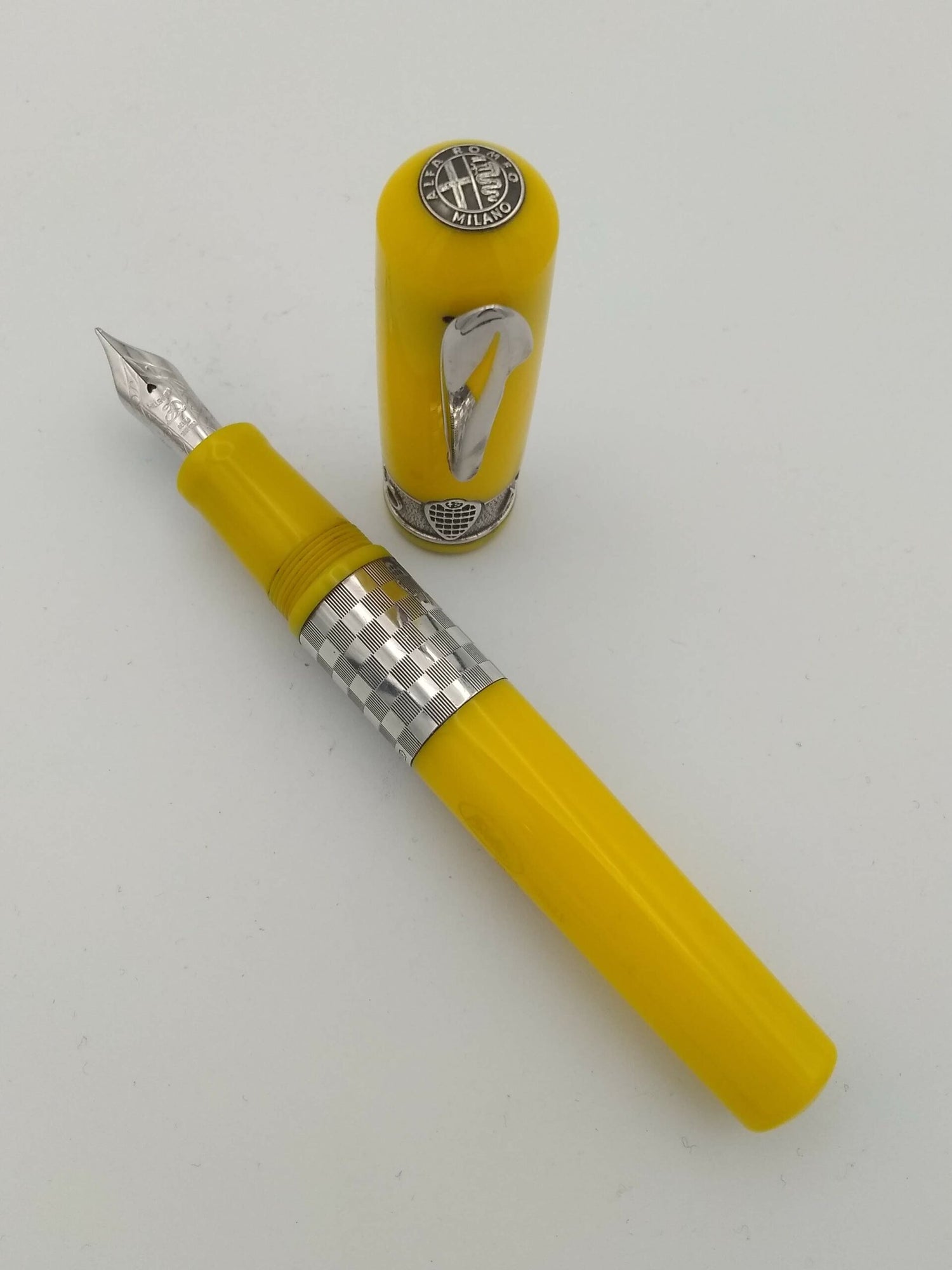 Delta Alfa Romeo Yellow - 18k Medium Nib