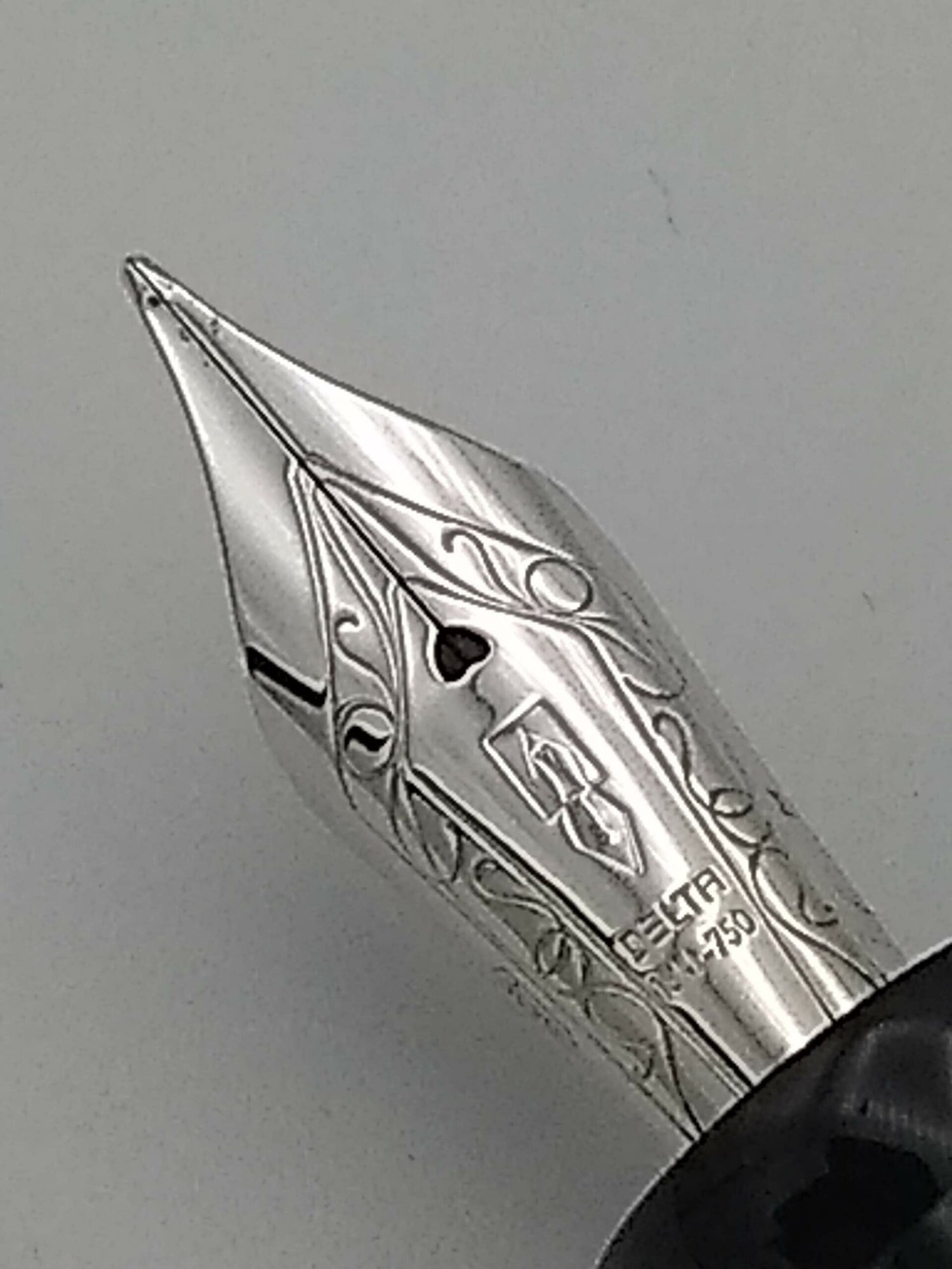Delta Las Meninas Demonstrator LE 151/656 - 18k Medium Nib