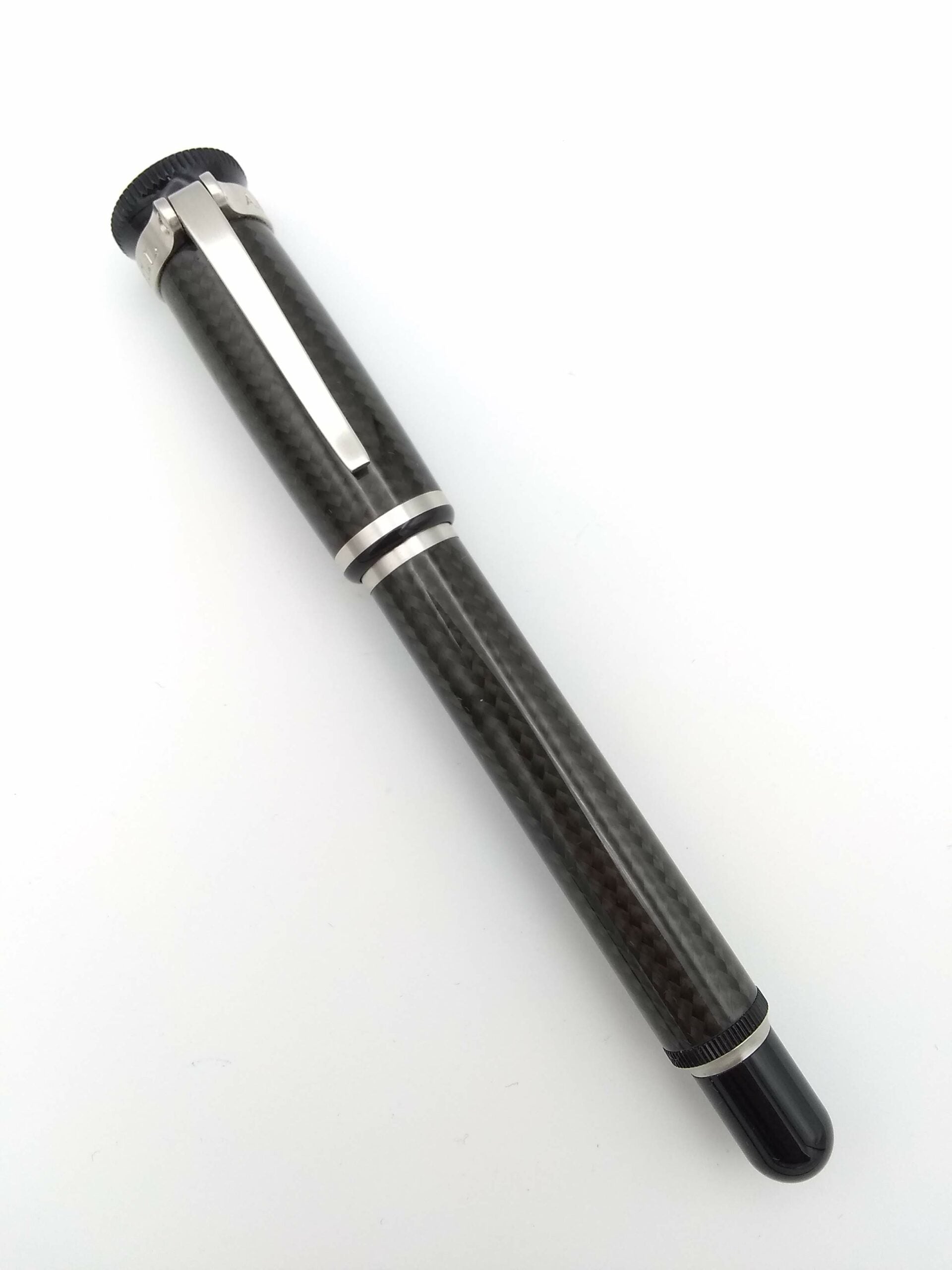 美品　dunhill ダンヒル セントリーマン カーボンファイバー 万年筆 Dunhill Sentryman Carbon Fiber - 18k Medium Nib - Pen Realm