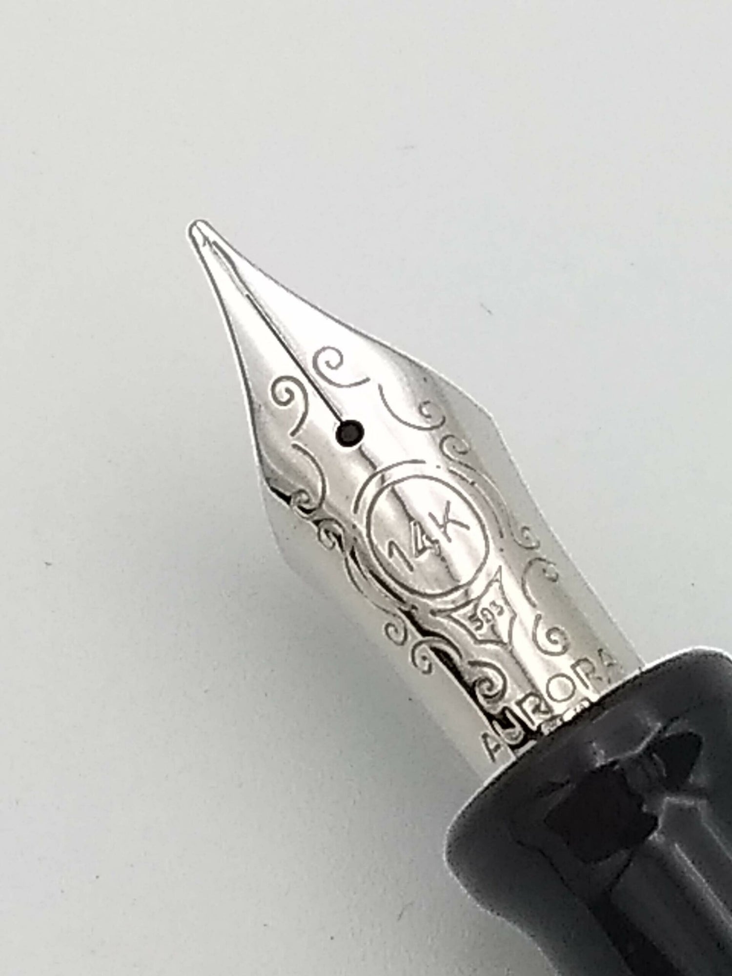 Aurora Optima Black - 14k Medium Nib