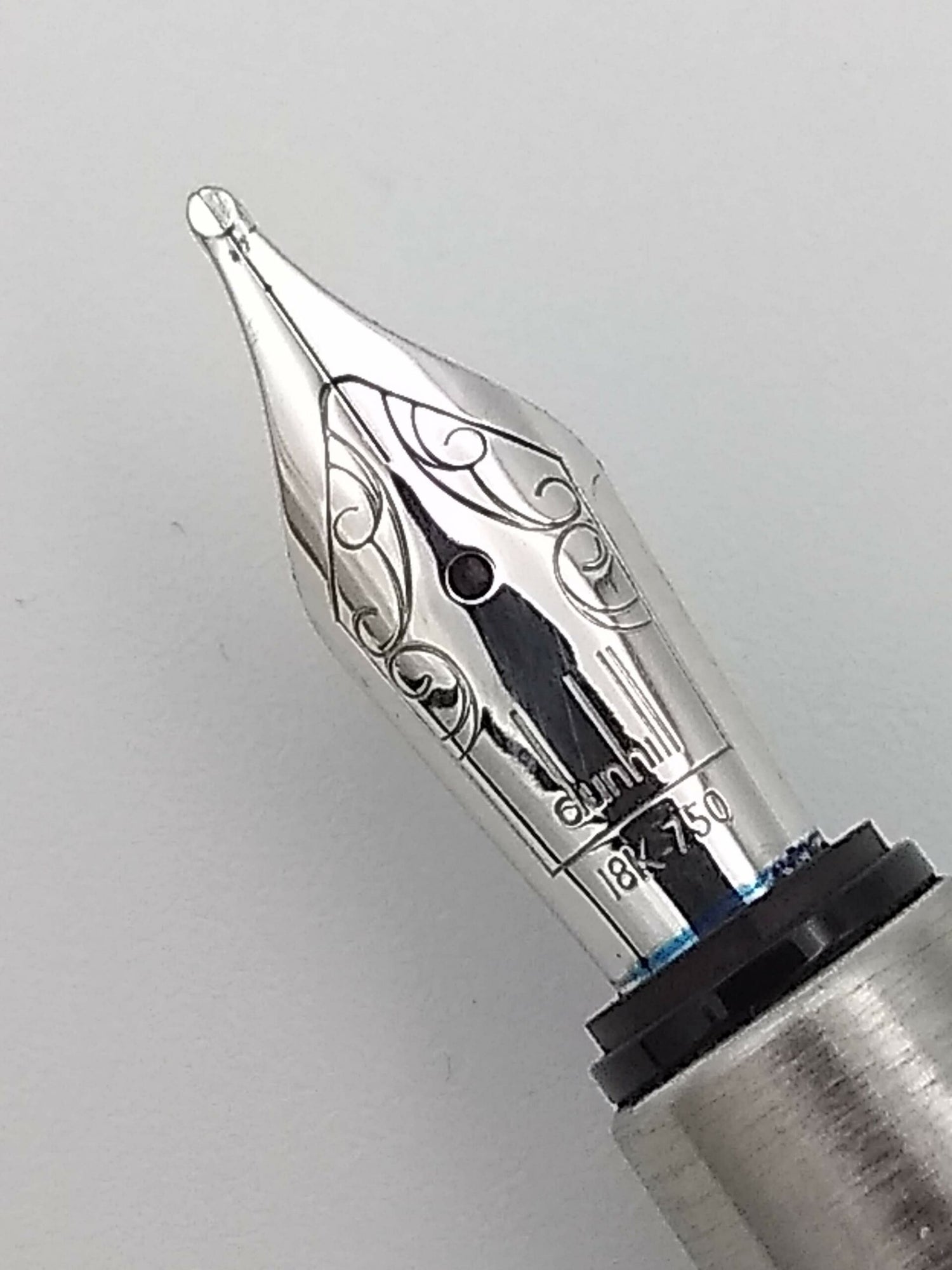 Dunhill Sentryman Carbon Fiber - 18k Medium Nib