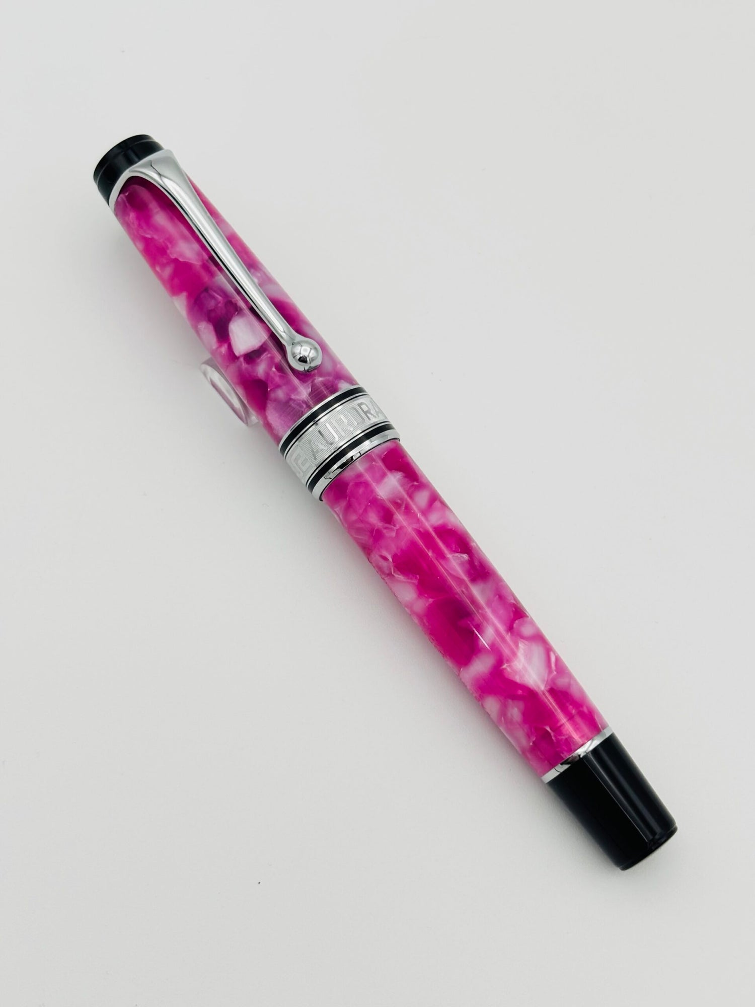 Aurora Optima Fuchsia - 18k Medium Nib