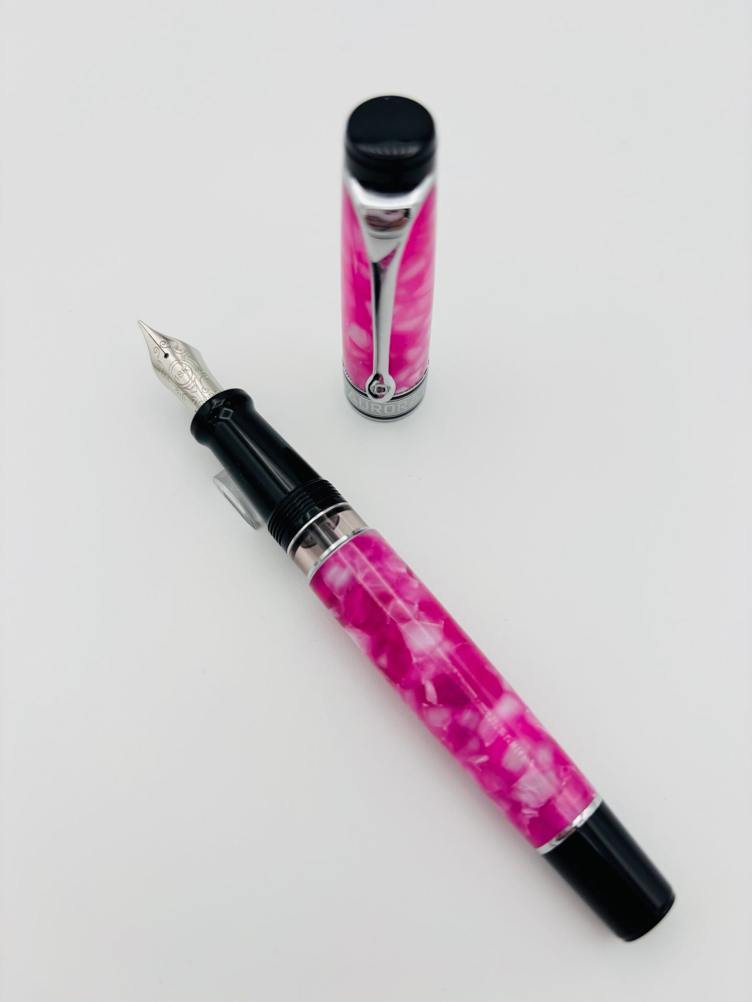 Aurora Optima Fuchsia - 18k Medium Nib