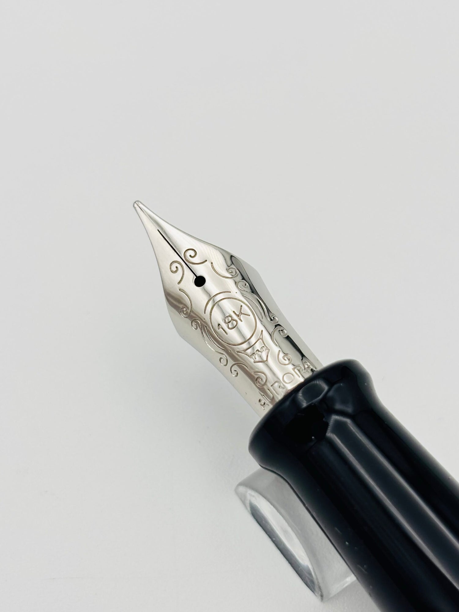 Aurora Optima Fuchsia - 18k Medium Nib