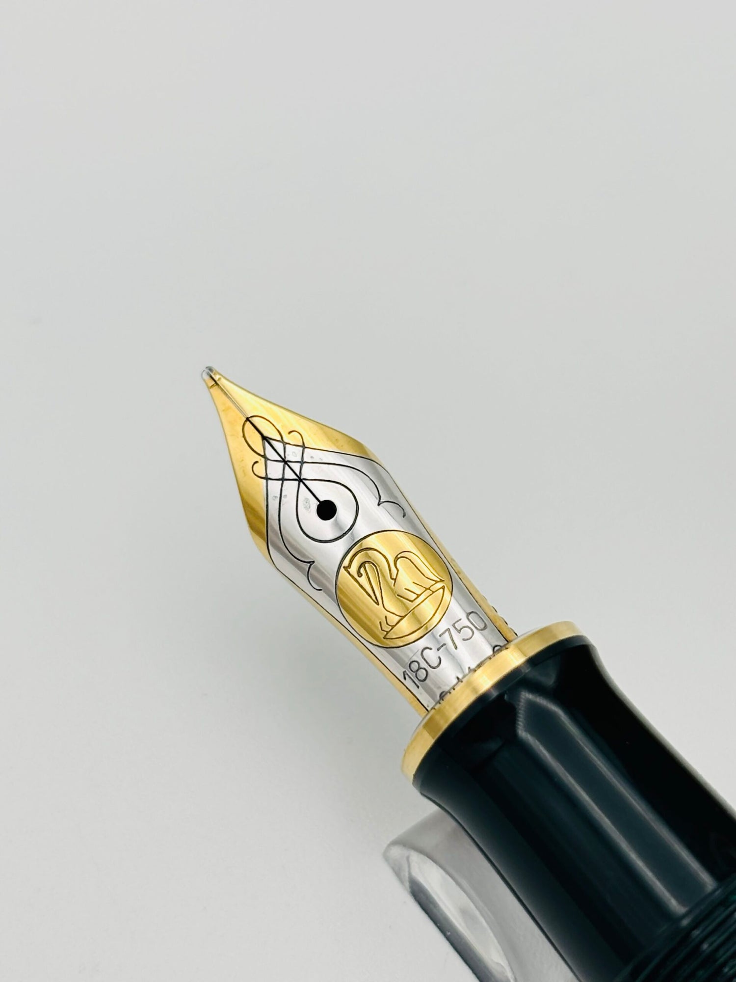 Pelikan M800 Green Golf - 18k Oblique Medium Nib