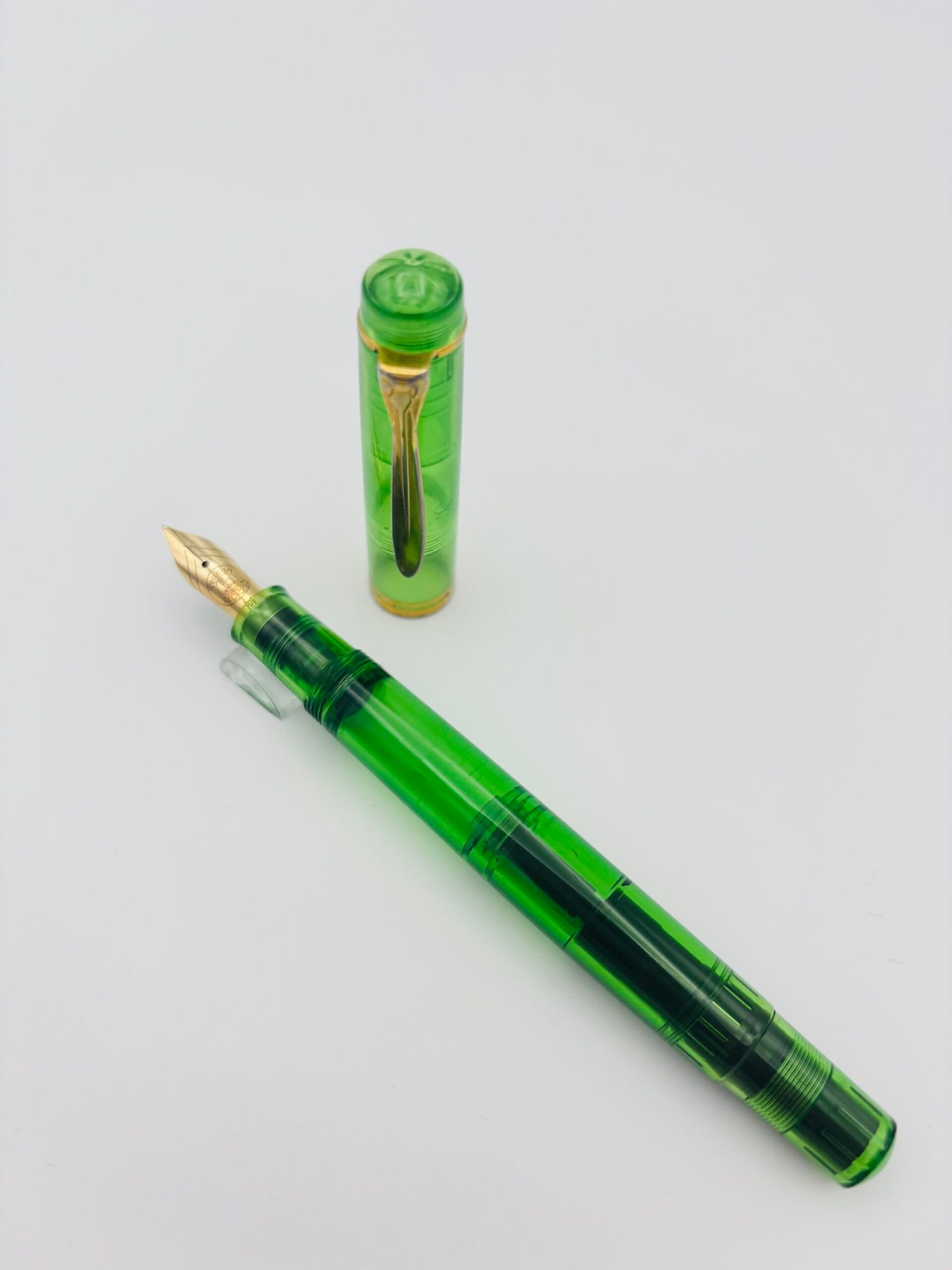 Pelikan M250 Pre 97' Green Demo - 14C Medium Nib