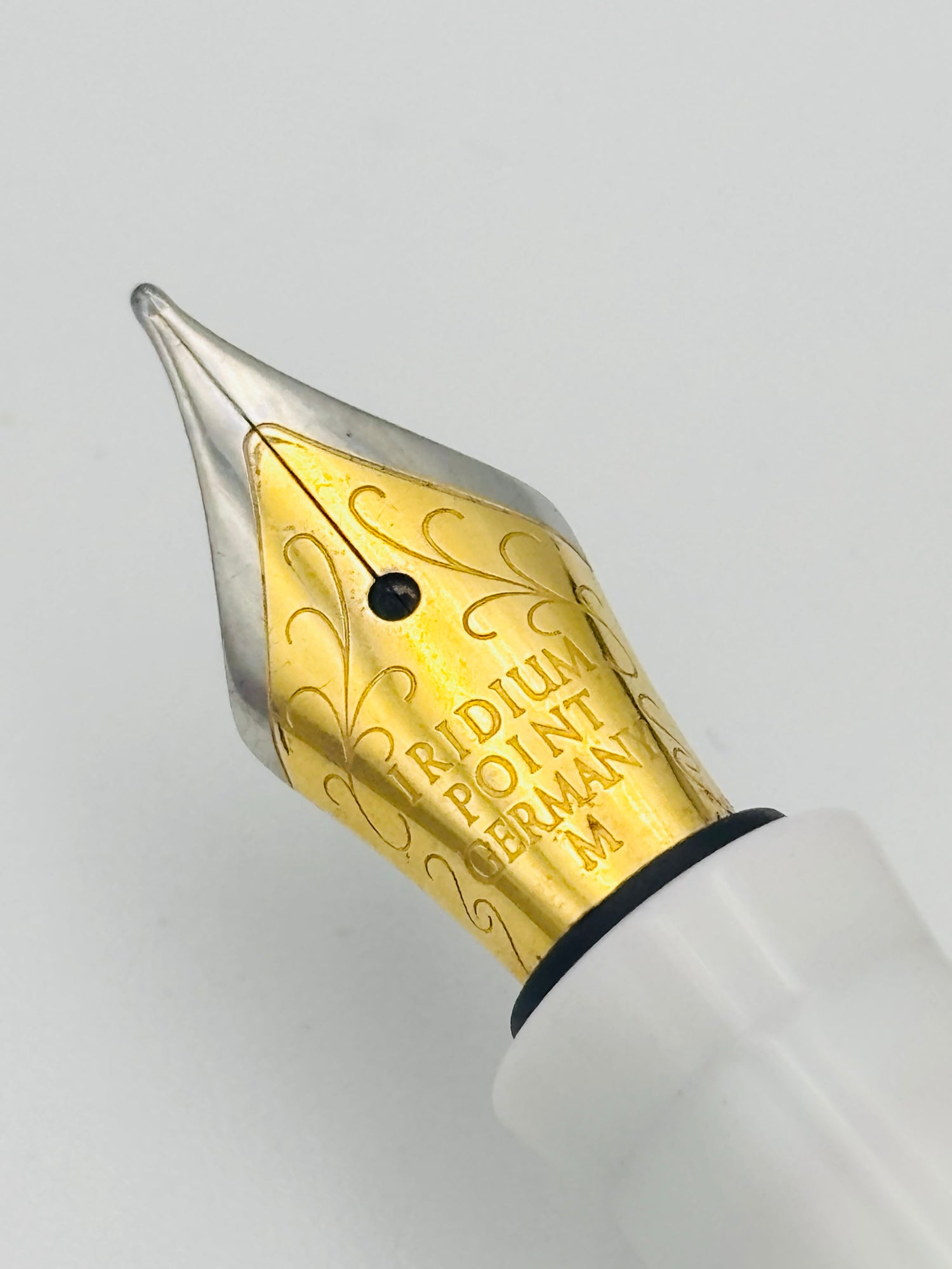 Danitrio Brilliante White LE 46/300 - Medium Steel Nib