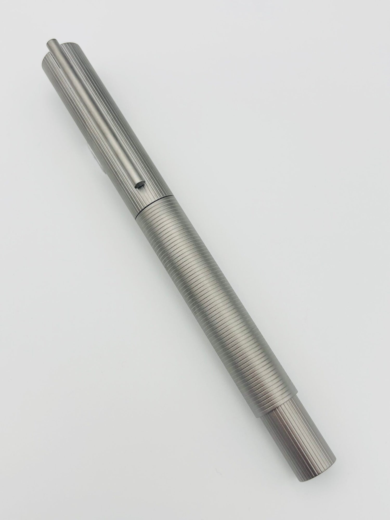 Ottohutt Design 08 Ruthenium - 18k Medium Nib