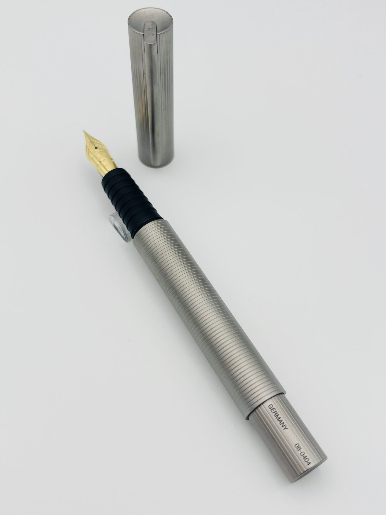 Ottohutt Design 08 Ruthenium - 18k Medium Nib
