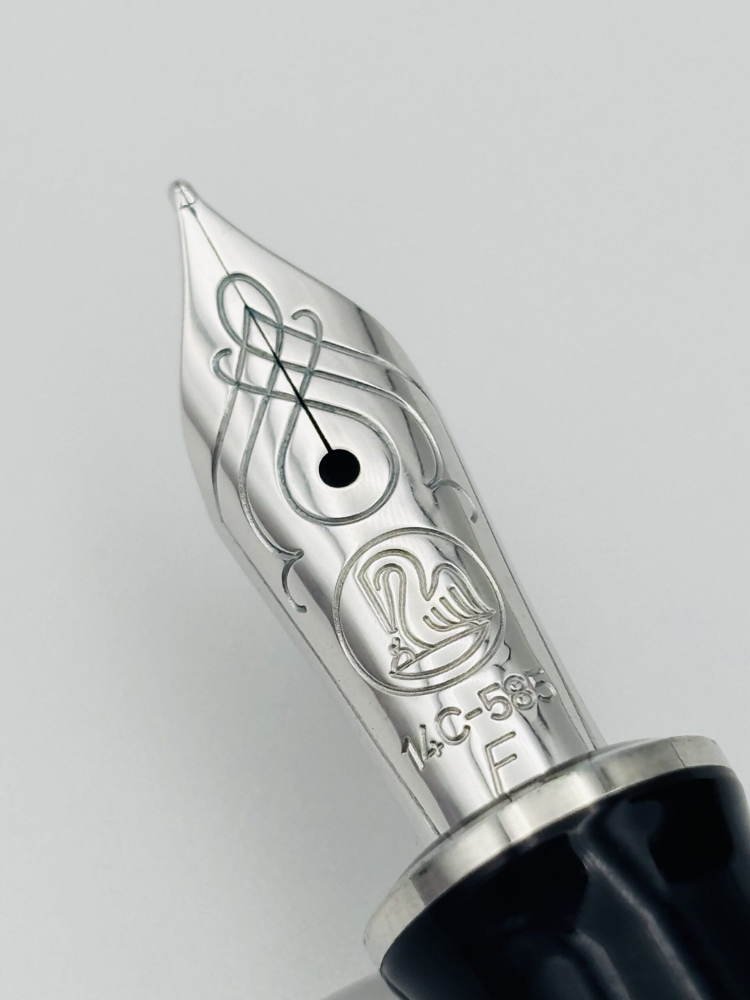 Pelikan M605 Tortoiseshell Black - 14C Fine Nib